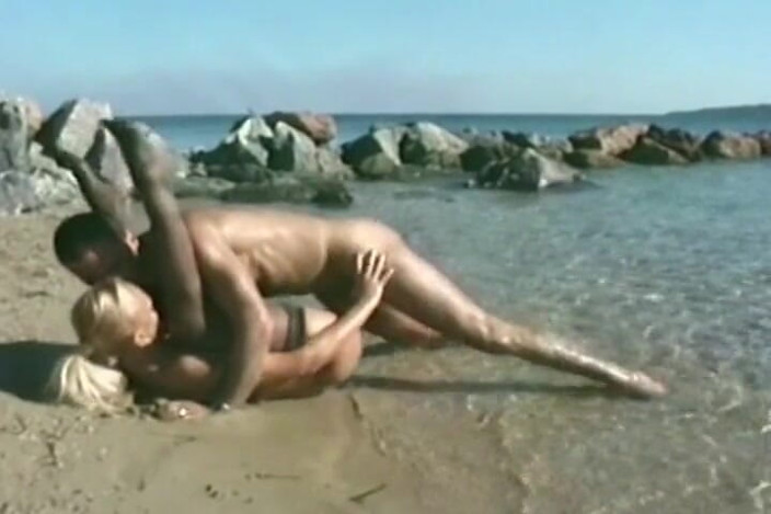 Videos Francaises: Pantat bahenol tante perancis ini dientot habis-habisan di pantai