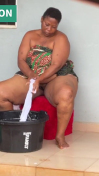 일요일 아침에 아프리카 엄마 멀티태스킹