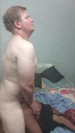 hothouse18xxx: 继女穿着黑色连衣裙骑乘她的继父的鸡巴并弯下腰被后入