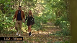 Evli kadın ormanda arkadaşıyla paylaşıyor