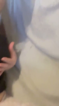 Tante seksi selingkuh lagi asik muasin memeknya sendirian, kira dia nggak bakal keluar kamar dan aku nggak bisa muasin memekku sendirian