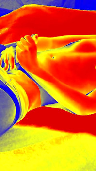 Sex fierbinte în cabina de bronzat