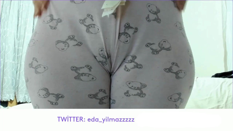 turk_milf_porno: Camel toe - close up pakai piyama