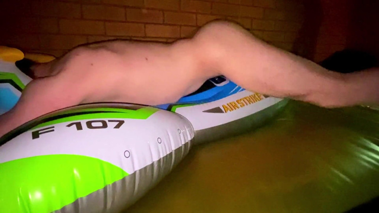 Aussie bi boy: Avión de ataque de aire intex azul folla en cama...
