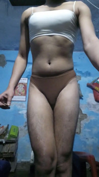 Teen indický Femboy v podprsence své nevlastní sestry a tanga