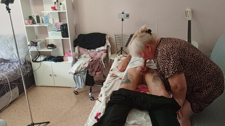 Zona901: La matrigna spompina e mi masturba il cazzo sul lettino...