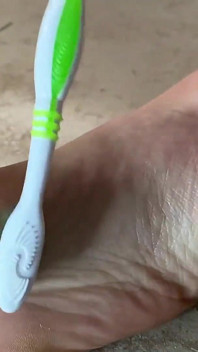 Humillación De Pies Con Tu Cepillo De Dientes