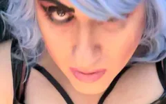 Travestito cavalca un dildo bbc