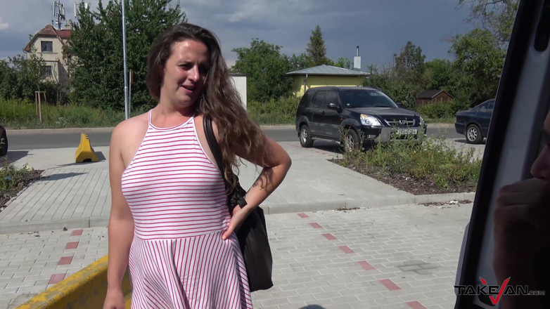 Take Van: Gagica dolofană este hrănită cu spermă proaspătă după sex în dubă