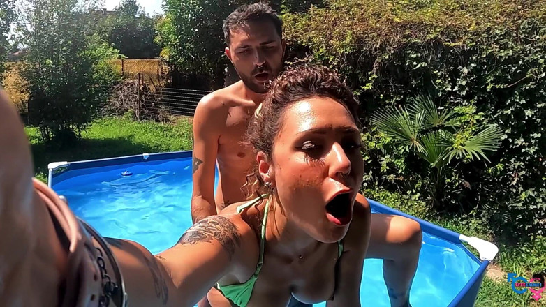 effeemme1: Una Ragazza Italiana Amatoriale Si Fa Scopare Bene in Piscina...
