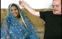 Indian Goddesses: Indyjska piękność w niebieskim sari Rani Khan lubi czyścić twarde...