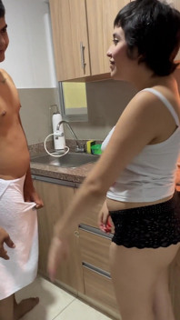Napiju se vody a vidím, jak si moje bohatá nevlastní sestra myje nádobí v malém oblečení, jsem nadržená, když ji sleduji.