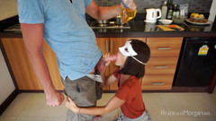 Bruce-and-Morgan: Inondato di pipì