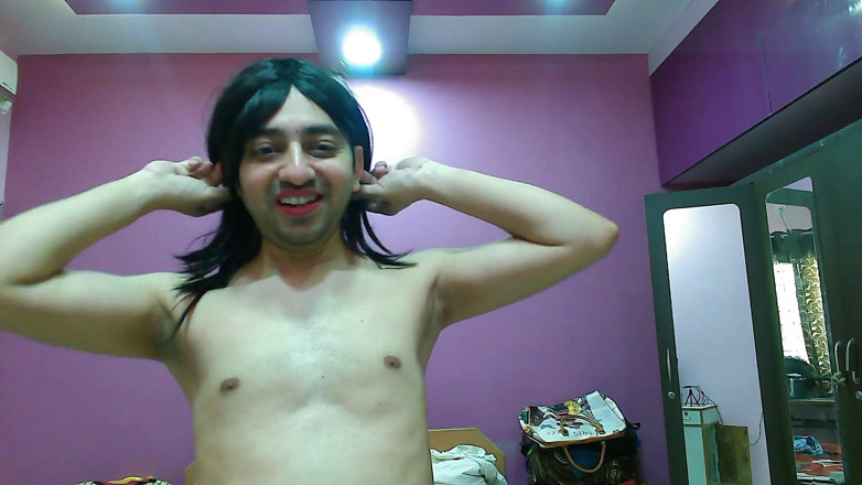 Cute & Nude Crossdresser: Горячий фембой-сисси-кроссдрессер в наборе с кружевными лифчиком и трусиками.