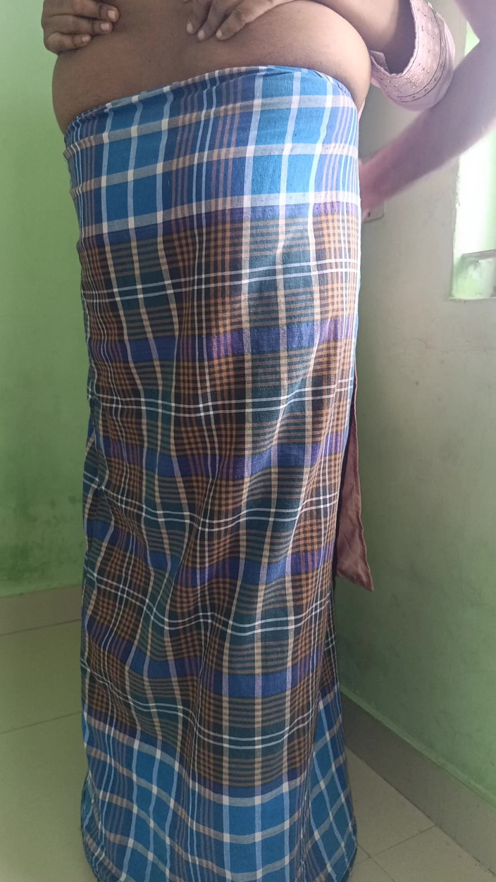 Laxi ammu: Pembantu rumah tangga menikmati seks berdiri