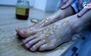 Czech Soles - foot fetish content: Blote voeten in honing, een voetfetisj lekkere pov!