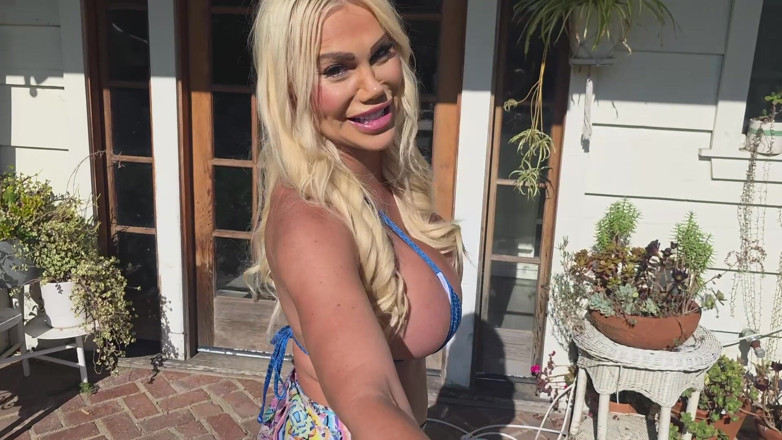 Tommy Wood XXX: İri göğüslü sarışın sürtük komşu büyük yaraklı adamla sikişiyor