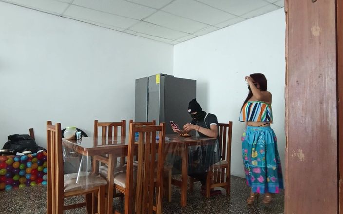 Goky: Servitoarea păcătoasă își întinde pizda drăguță