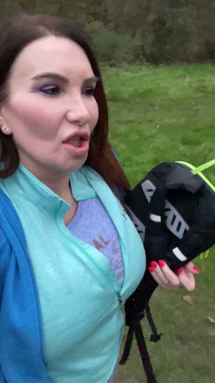 Sophie James: Coño peludo al aire libre, dedeándose