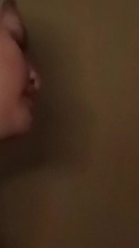Blondýna v Gloryhole