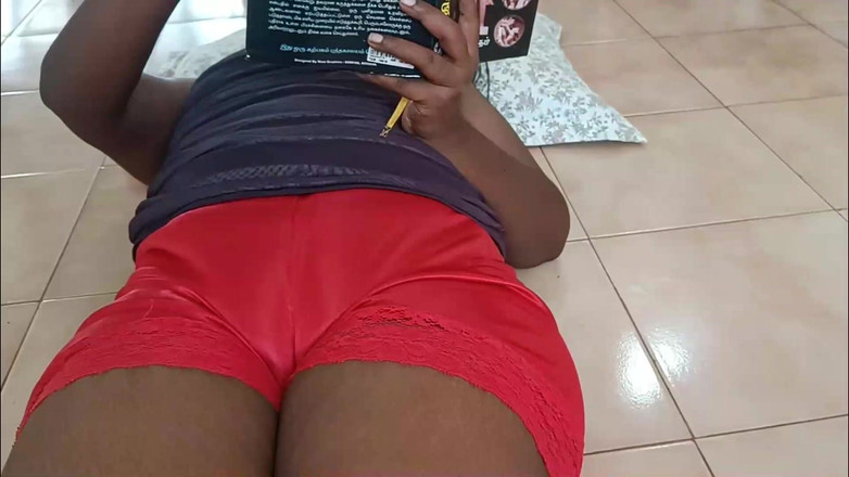 Luxmi Wife: Студентка мастурбирует дома -1