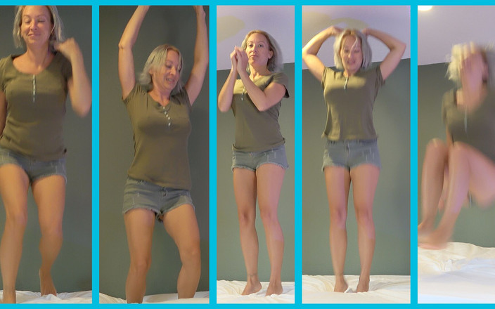 Milf Stella: Блондинка з великими цицьками стрибає на ліжку