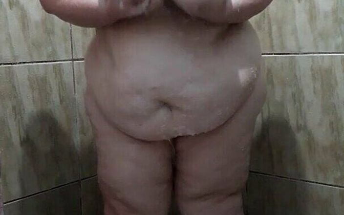 Kasal30br: Sexy grandota tomando ducha