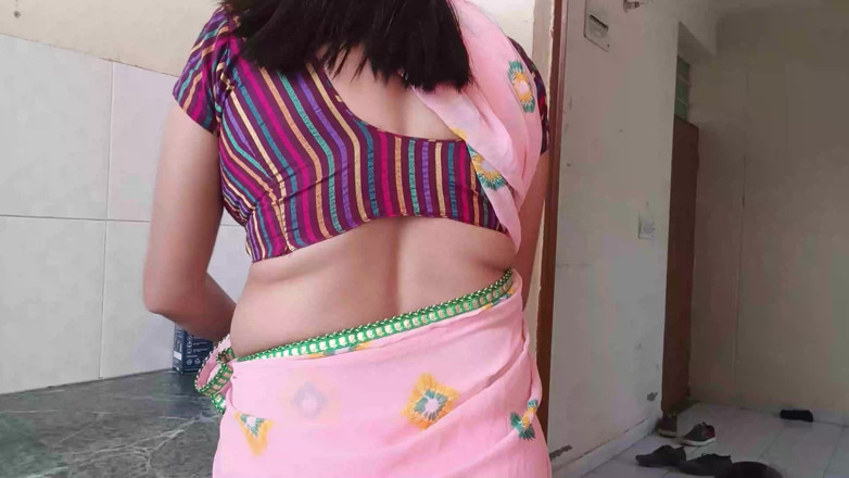 Yourdidipriya: Indianca Desi Bhabhi lucra în bucătărie când băiatul ei a venit și...