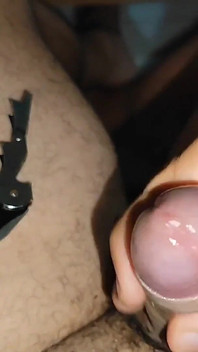 Korkociąg wchodzący w żołędzi prostego chłopca.