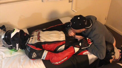 Gaybareback: Zerżnięta przez prosto przez motocykl w hotelu