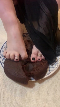 足、足、ケーキの中に足