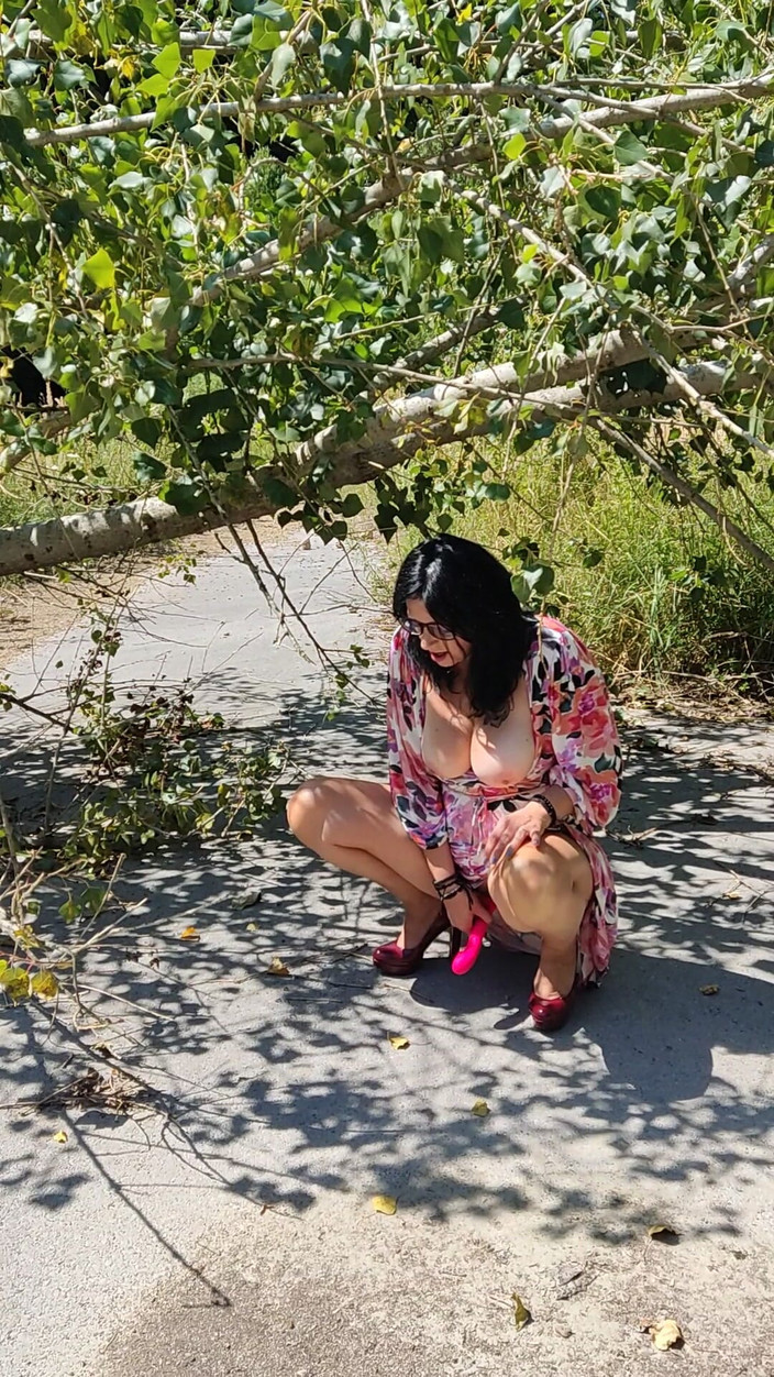 Toilet Mommy: Si cantik 50 plus dewasa masturbasi di luar ruangan