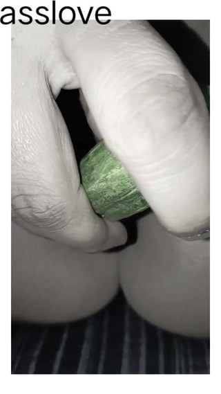 Asslove: Un concombre mis dans le cul d’une amie