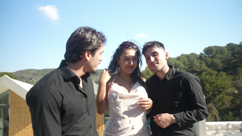 Papi Rodriguez: Threesome la superioară brunetă după interviul în aer liber