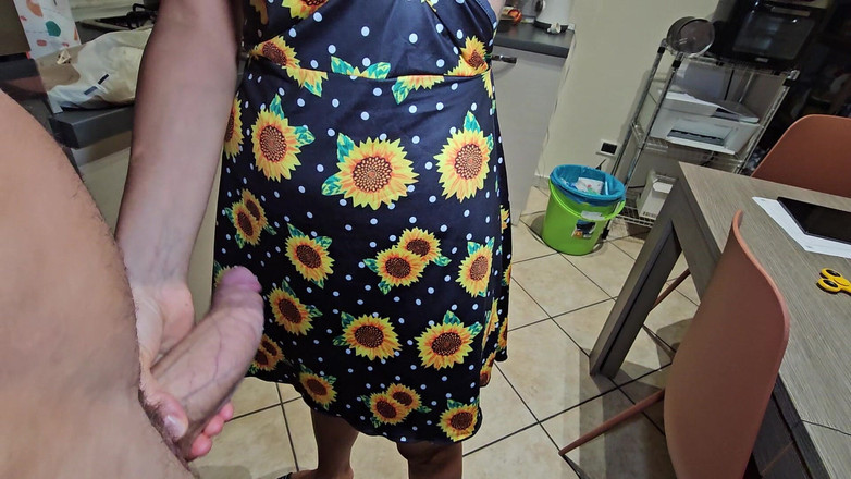 Ferrero anal experience: 欲火中烧的厨师准备午餐，并要求一根大香肠作为交换