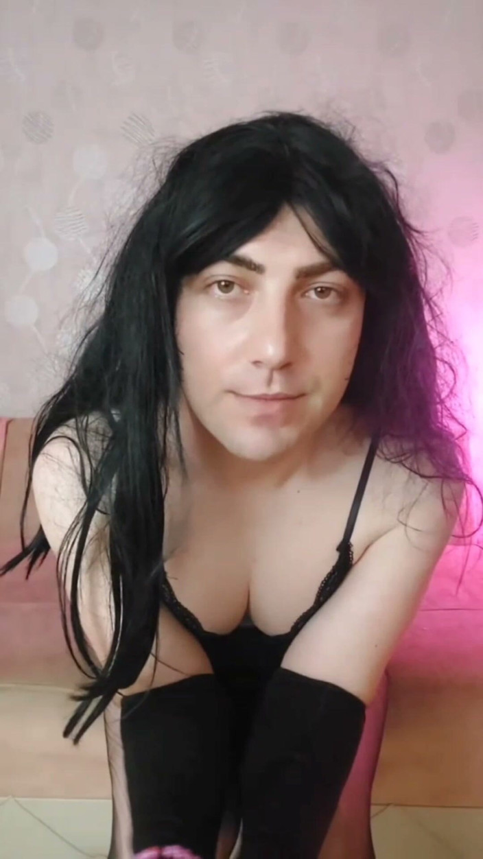 Kitty_Cross: Modello gotico ragazzo piuttosto femminile con sciarpa sexy