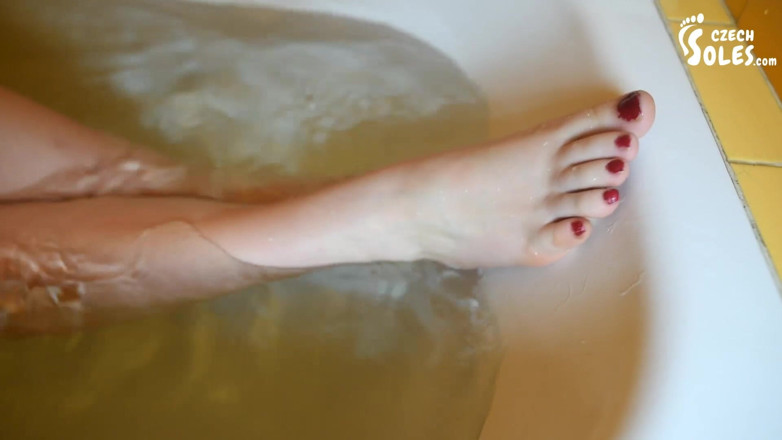 Czech Soles - foot fetish content: Ein heißes bad nehmen und dich mit ihren nackten füßen...