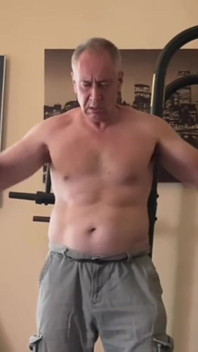 Uomo forte che si masturba dopo l'allenamento