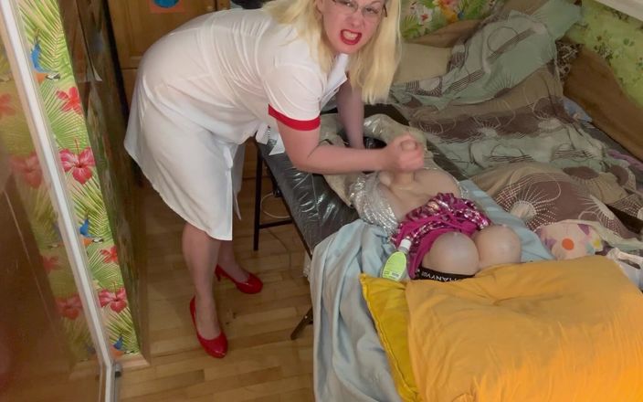 Milf Sex Queen: Медсестра несет пациентку