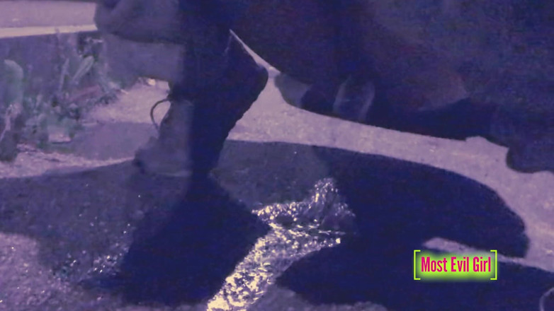 Most Evil Girl: Menina sozinha à noite em um estacionamento abaixa as calças ao...