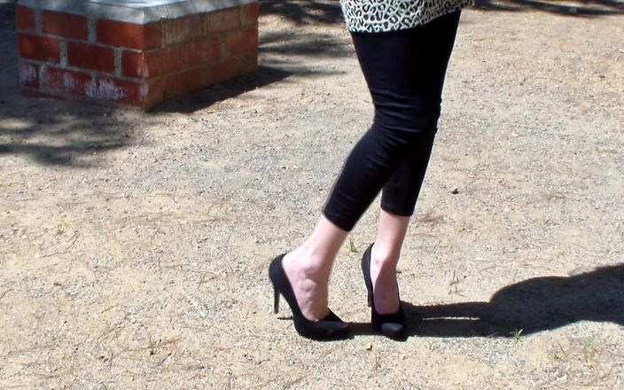 Spaingirl Natalie: Gioca con le scarpe