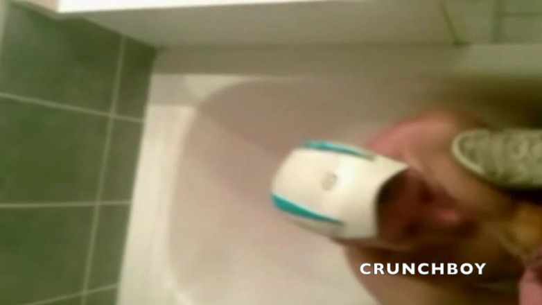 Sneaker gay: Cewek scally seksi kencing dan sepatu keneggrokan mengendum di kamar...