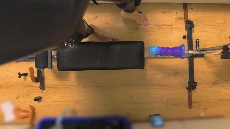Chastitybeltboy: Banci kandang kesucian lateks di mesin seks pillory, dildo, dan...