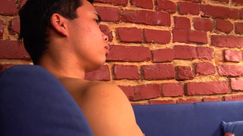 Jerking studs: Мускулистый ебарь из Вьетнама трахает искусственная вагина