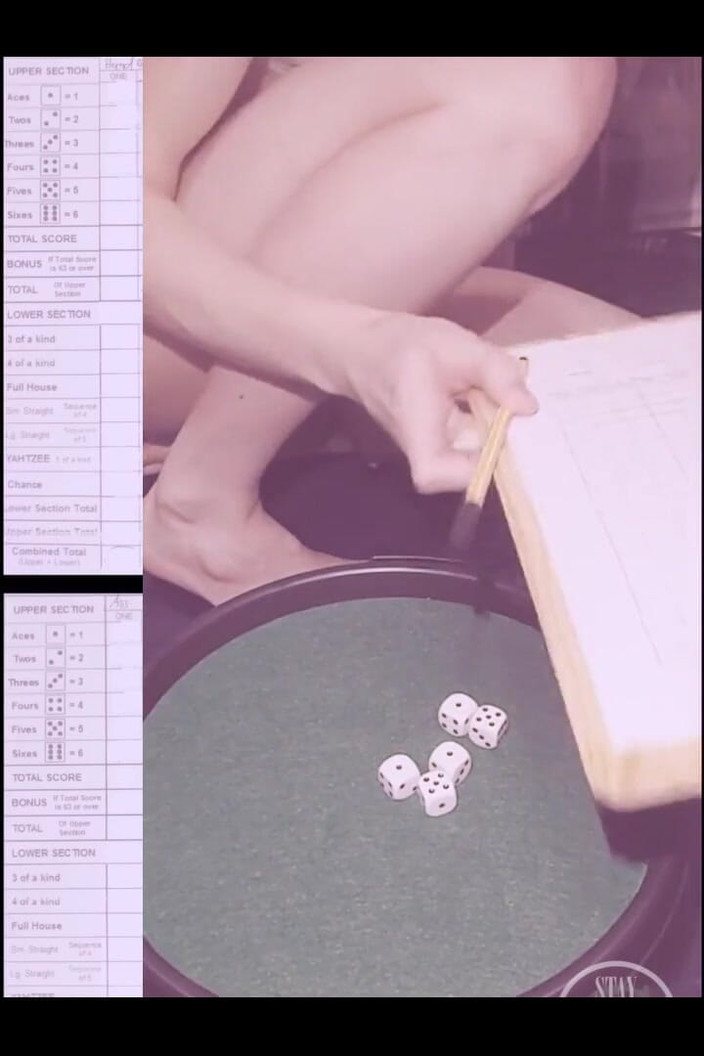 Lina Free: Yahtzee spelen met een glas in mijn reet! Wie gaat...