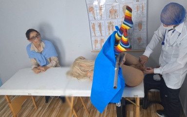 ksalnovinhos: Ibu tiri membawa putri tiri ke ginekolog untuk pertama kalinya!