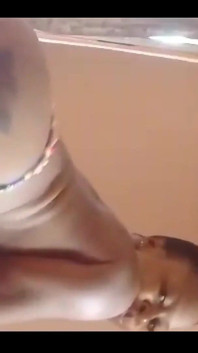 Ha cercato di buttarle via il telefono ma non può resistere al suo gran culone