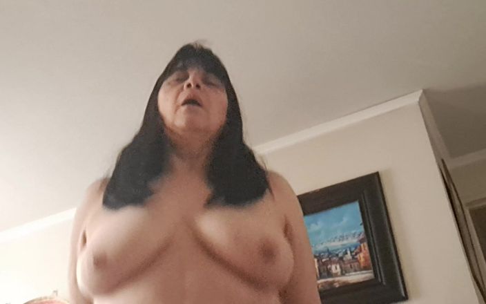 Mommy big hairy pussy: Madrasta gostosa fodendo em sua cama com enteado