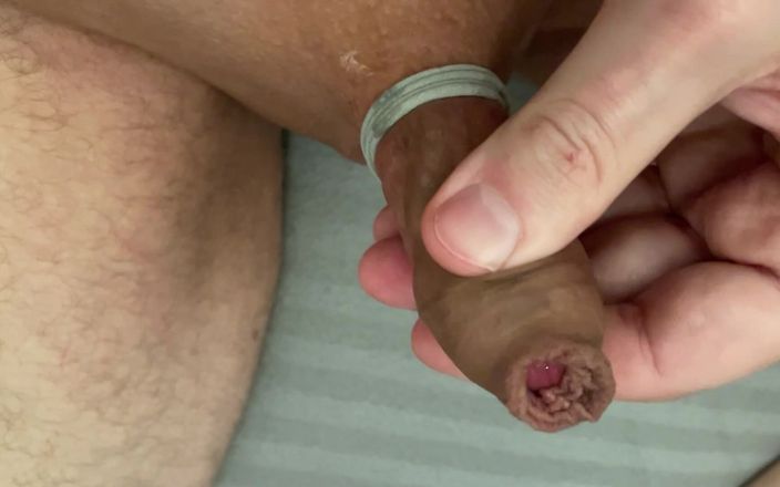 Wichskumpel: Gioca con il liquido preseminare del mio piccolo cazzo e...
