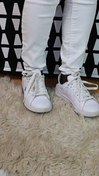 White Sneakers - celana jins putih - stoking ketat pria kulit hitam